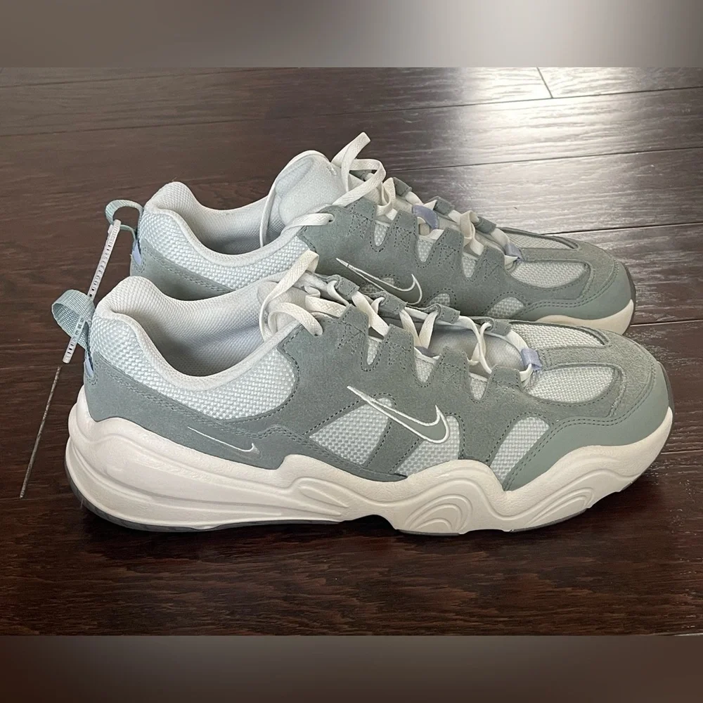 Women's Nike Casual Tech Hera DR9761-001 Light/Silver-Mica/Green Size 14.5